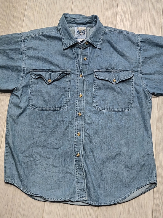 Short Circuit Tops - Vintage 100% Cotton Denim Short-Sleeve Button-Down Shirt in Light Blue